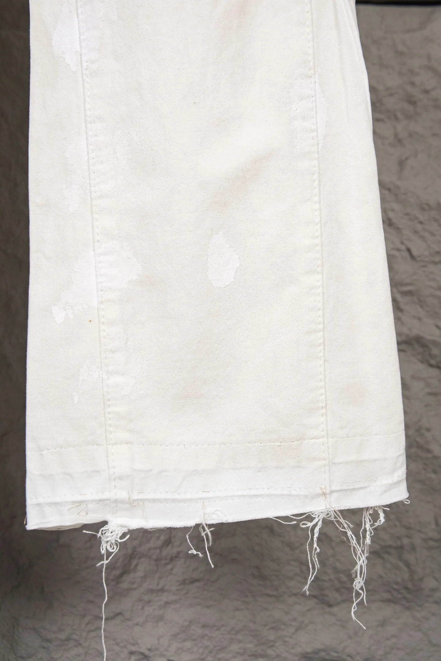 Style number: M394 P280 GALLERY DEPT. Dirty touch, splashed ink, hand-painted graffiti, washed, distressed, damaged, micro-flared casual overalls. Code number: 28 30 32 34 36